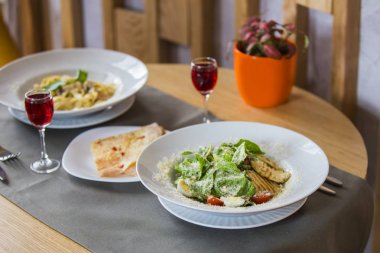 Hizmet tablo, bir İtalyan restoranı, yemek ve içecekler kafede Sezar salatası