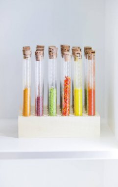 Mutfak tasarımı, depolama tankları için baharat kimyasal test tüpleri şeklinde. Çeşitli renkli baharat mutfakta: kırmızı biber, zerdeçal, safran, biber, kişniş, sarımsak