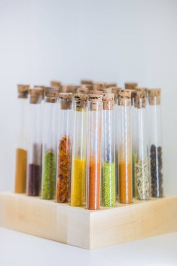 Mutfak tasarımı, depolama tankları için baharat kimyasal test tüpleri şeklinde. Çeşitli renkli baharat mutfakta: kırmızı biber, zerdeçal, safran, biber, kişniş, sarımsak
