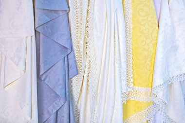 Depodaki su geçirmez ipek masa örtüsü. Ajur zarif güzel dokumalar, dokular