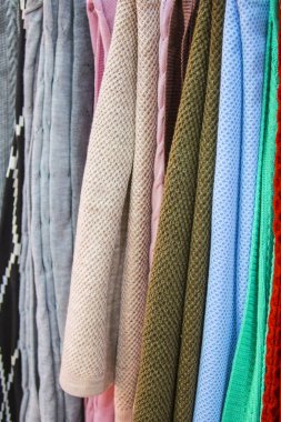 Depodaki dokular kumaş örme çok renkli kareli, battaniye, örme