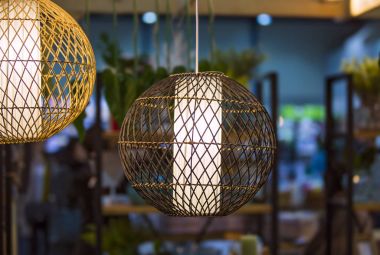 Hafif ahşap veya bambu malzemeden yapılmış hafif dokuma yuvarlak lamba