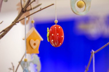 Renkli el yapımı ahşap Paskalya öğeleri: yumurta, tavşan, piliç. Paskalya parlak, soyut, bulanık arka plan. Paskalya ağaç