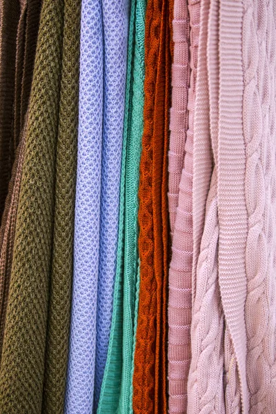 Plaid multicolor de punto, mantas, texturas de tela de punto en la tienda —  Fotos de Stock