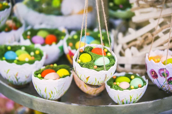 Decoração de Páscoa, cestas penduradas com ovos de cor na grama, cestas de casca de ovo, decoração de Páscoa — Fotografia de Stock
