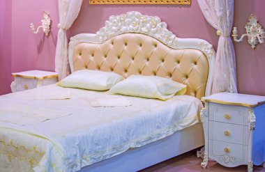 Lüks yatak odasında zengin dekorasyonu ile antika stili beyaz ve pembe. Klasik stil yatak odasında lüks daire iç