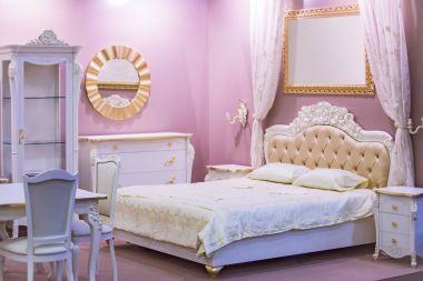 Lüks yatak odasında zengin dekorasyonu ile antika stili beyaz ve pembe. Klasik stil yatak odasında lüks daire iç