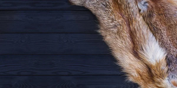 Red fox hud på en svart trä bakgrund. Vacker päls av en rödräv — Stockfoto