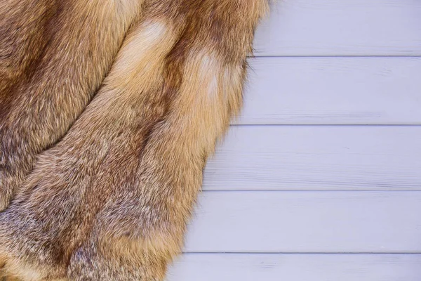 Red fox hud på en grå trä bakgrund. Vacker päls av en rödräv — Stockfoto