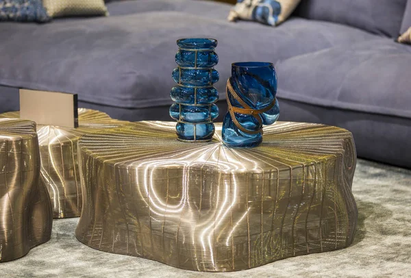 Blått fasjonable glassvaser på det moderne bordet av gull. Stilistisk interiørkunst deco – stockfoto