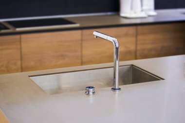 Modern mutfak musluk suyu. Beton tezgah ve ahşap mutfak