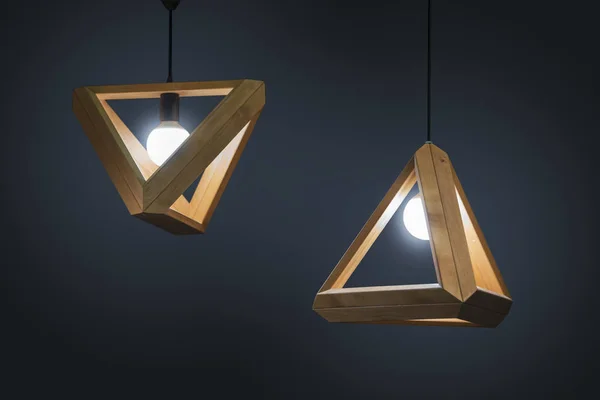 Karanlık bir arka plan üzerinde izole güzel ahşap geometrik modern tavan lamba iç çağdaş dekorasyon