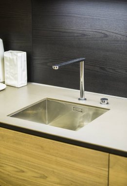 Modern mutfak musluk suyu. oncrete tezgah ve ahşap mutfak