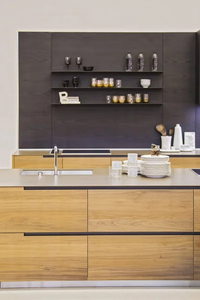 New crafted kitchen in wood, stainless steel and black granite just set up in a new apartment. Interior industrial design — Stock Photo, Image