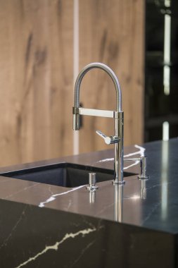 Mutfak musluk, loft tarzı, siyah mermer masa, ahşap lüks mutfak, modern mutfak