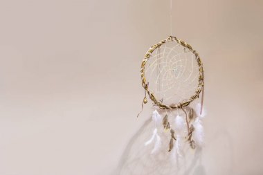 Rüya yakalayıcı iç bej renkli bir arka plan üzerinde beyaz eşarplı