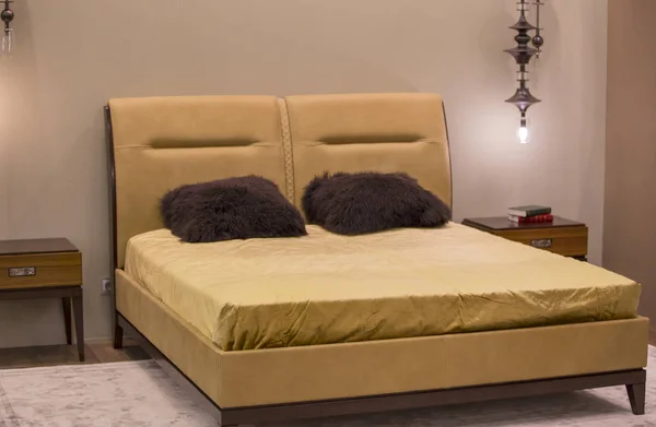 Dormitorio de lujo de color oro en estilo moderno con una rica decoración y lámparas de noche — Foto de Stock