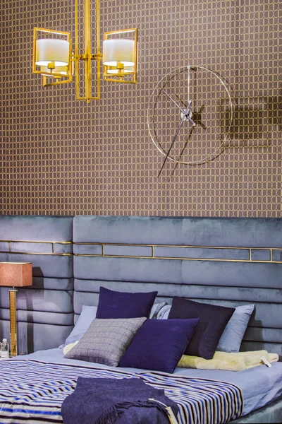Soveromsinteriør i sikksakk-stil moderne, vintage soverom med retrotapeter, moderne luksuslysekrone og seng . – stockfoto