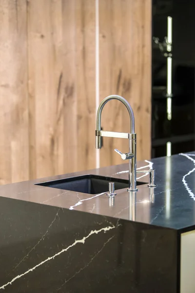 Torneira de cozinha, cozinha moderna em estilo loft, mesa de mármore preto, cozinha de luxo de madeira — Fotografia de Stock