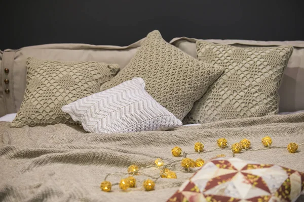 Вязаные постельное белье, вязаные наволочки, подушки, покрывала, серо-бежевые цвета, скандинавский стиль — стоковое фото