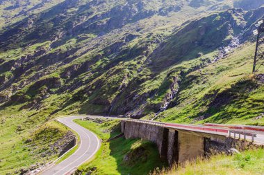 Romanya 'nın Fagaras Dağları' ndaki Transfagarasan viraj yolu, dağları geçiyor. Dönen otoyolda güzel bir manzara.
