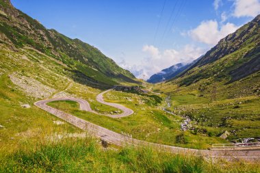 Romanya 'nın Fagaras Dağları' ndaki Transfagarasan viraj yolu, dağları geçiyor. Dönen otoyolda güzel bir manzara.