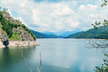 Barajın tepesinden dağların manzarasına ve Romanya 'nın Vidraru Gölü' ne bakın..