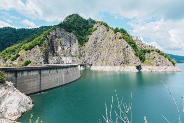 Barajın tepesinden dağların manzarasına ve Romanya 'nın Vidraru Gölü' ne bakın..