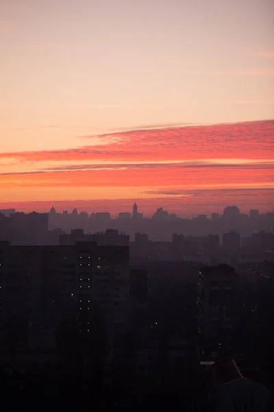 Zachód słońca w Kijowie, wieczorem widok na panoramę miasta Kijów. Czerwone chmury w stolicy Ukrainy — Zdjęcie stockowe