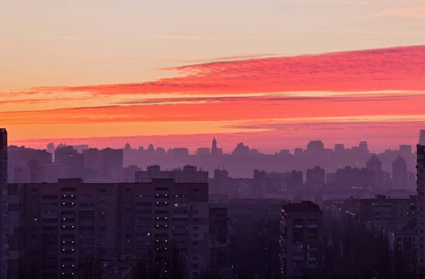 Zonsondergang in Kiev, 's avonds uitzicht op het panorama Kiev stad. Rode wolken in de hoofdstad van Oekraïne — Stockfoto