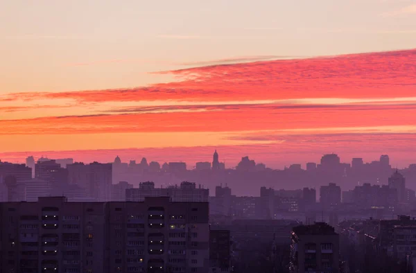 Zonsondergang in Kiev, 's avonds uitzicht op het panorama Kiev stad. Rode wolken in de hoofdstad van Oekraïne — Stockfoto