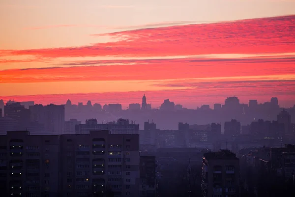 Pôr do sol em Kiev, vista noturna do panorama da cidade de Kiev. Nuvens vermelhas na capital da Ucrânia — Fotografia de Stock