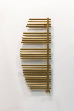 Modern banyo altın metal kaplama renginde ısıtılmış havlu rayı.