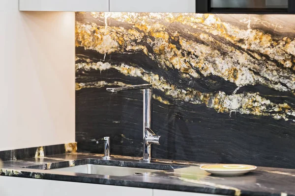 Piękny Nowoczesny Design Kuchni Kran Kuchenny Czarny Złoty Kamień Marmur — Zdjęcie stockowe