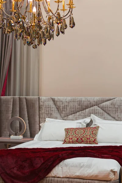 Модная Современная Спальня Кровать Люстра Тумбочка Лампа Красивые Красные Текстиль — стоковое фото