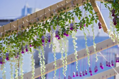 Paskalya festivalindeki dekorasyonlar. Kyiv sokaklarında Paskalya tatili. Paskalya mor ve beyaz yumurtalar, şehirdeki bahar süslemeleri..