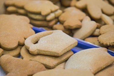 Farklı şekillerde lezzetli Paskalya kurabiyeleri, Paskalya sepeti, tavşan, yumurta.