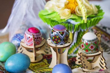 Ukrayna yapımı el yapımı Paskalya yumurtaları. Pysanka - geleneksel kültür yumurta resmi, etnik model.