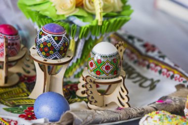 Ukrayna yapımı el yapımı Paskalya yumurtaları. Pysanka - geleneksel kültür yumurta resmi, etnik model.