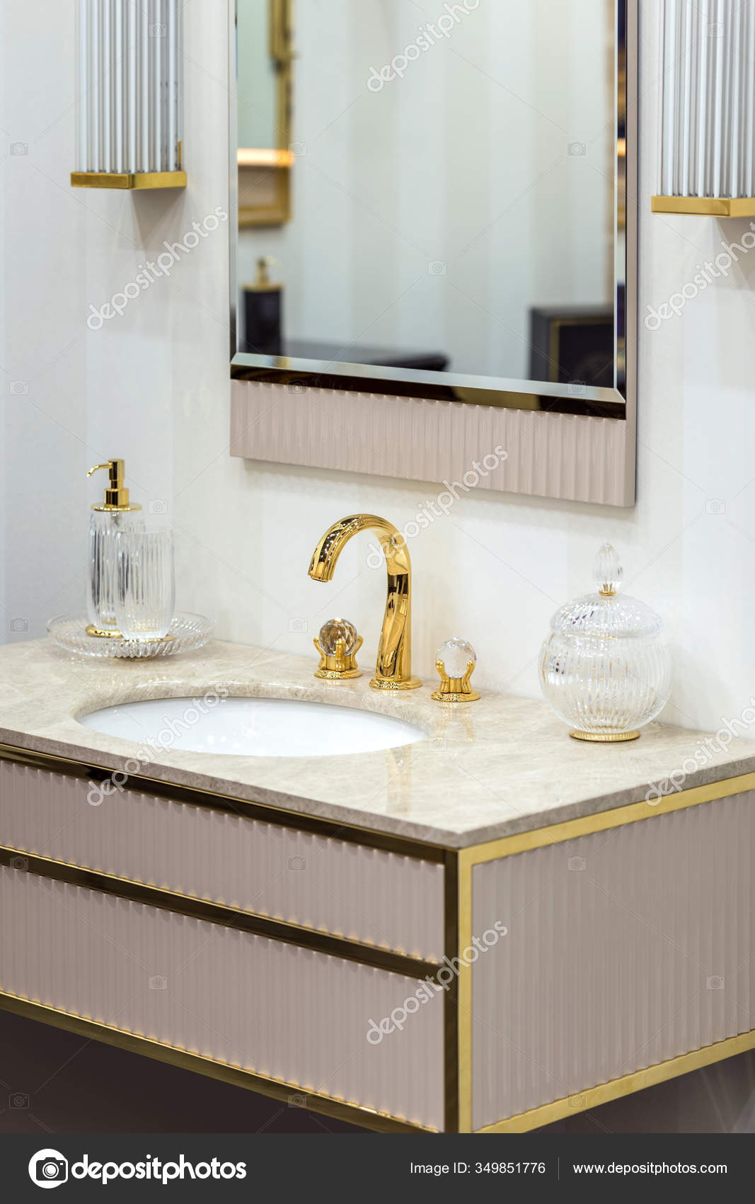 un hermosa lavabo con agua convertido en con un dorado grifo 26415911 Foto  de stock en Vecteezy