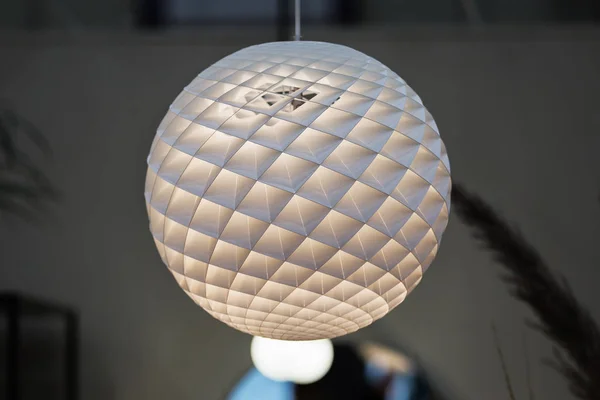 Beyaz modern kolye ışığı, İskandinav tarzı kağıt plastik küre avizesi. Geometrik desenli küresel lamba.