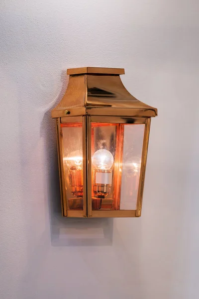 Современная Обтекаемая Зеркальная Медная Настенная Лампа Металлический Классический Фонарь Изолирован — стоковое фото