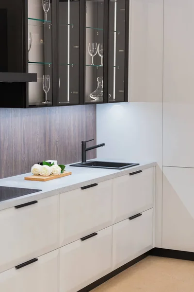 Desain Dapur Mewah Kontemporer Dengan Warna Putih Dengan Keran Hitam — Stok Foto