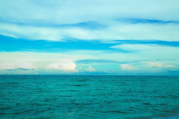 Atlantský oceán horizont a modrá obloha — Stock fotografie