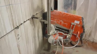 Bir otomatik testere makinesi 