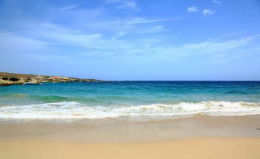 Şaşırtıcı kum plaj ve mavi okyanus.