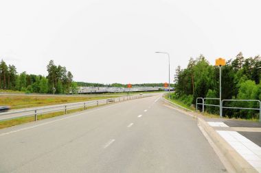 Modern yazlık yerleşim karayolu üzerinde göster