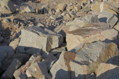 Büyük granit kayalar