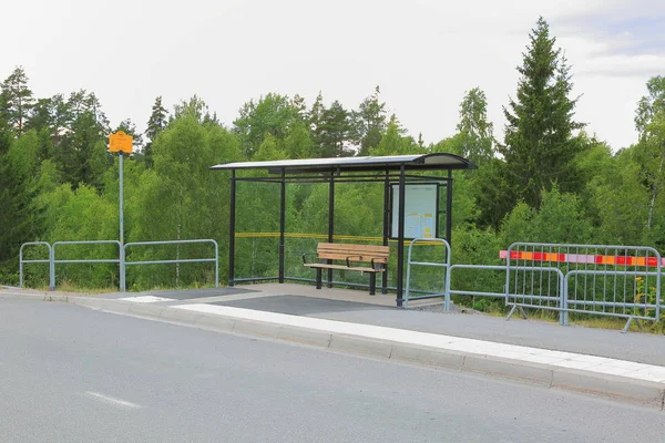 Widok z przystanku autobusowego na białym tle — Zdjęcie stockowe