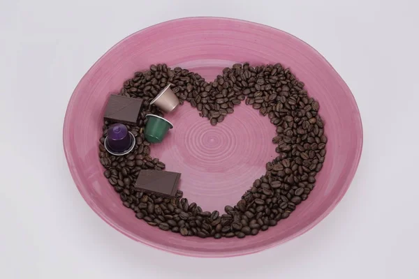 Coffee beans in shape of a heart with pieces of chocolate — Stock Photo, Image